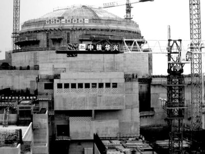 Робочі (на фото - внизу) стоять перед ядерним реактором -  частиною Тайшаньської АЕС, що знаходиться у  стадії будівництва у Тайшані, в провінції Гуандун, 17 жовтня 2013 року. Агенція: REUTERS Фото: BOBBY YIP (Китай)