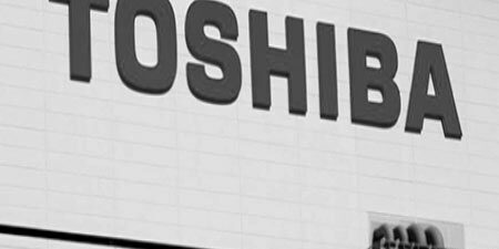 toshiba-nax На фото - Логотип фірми Toshiba, розташований на заводі з виробництва карт флеш-пам'яті в місті Йоккаіті (префектура Міє, Японія). Очікується, що у вівторок фірма зробить оголошення про масове зниження вартості своїх активів, залучених у ядерному бізнесі. / Агенція REUTERS