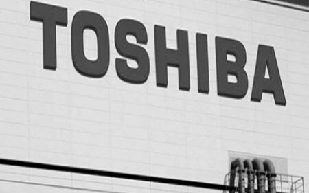 На фото - Логотип фірми Toshiba, розташований на заводі з виробництва карт флеш-пам'яті в місті Йоккаіті (префектура Міє, Японія). Очікується, що у вівторок фірма зробить оголошення про масове зниження вартості своїх активів, залучених у ядерному бізнесі. / Агенція REUTERS