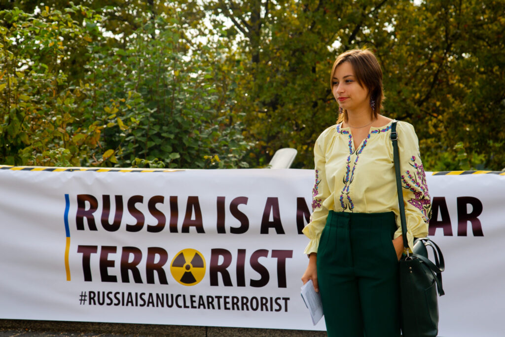Вікторія-Анна Олійник на акції біля МАГАТЕ, фото SaveDnipro